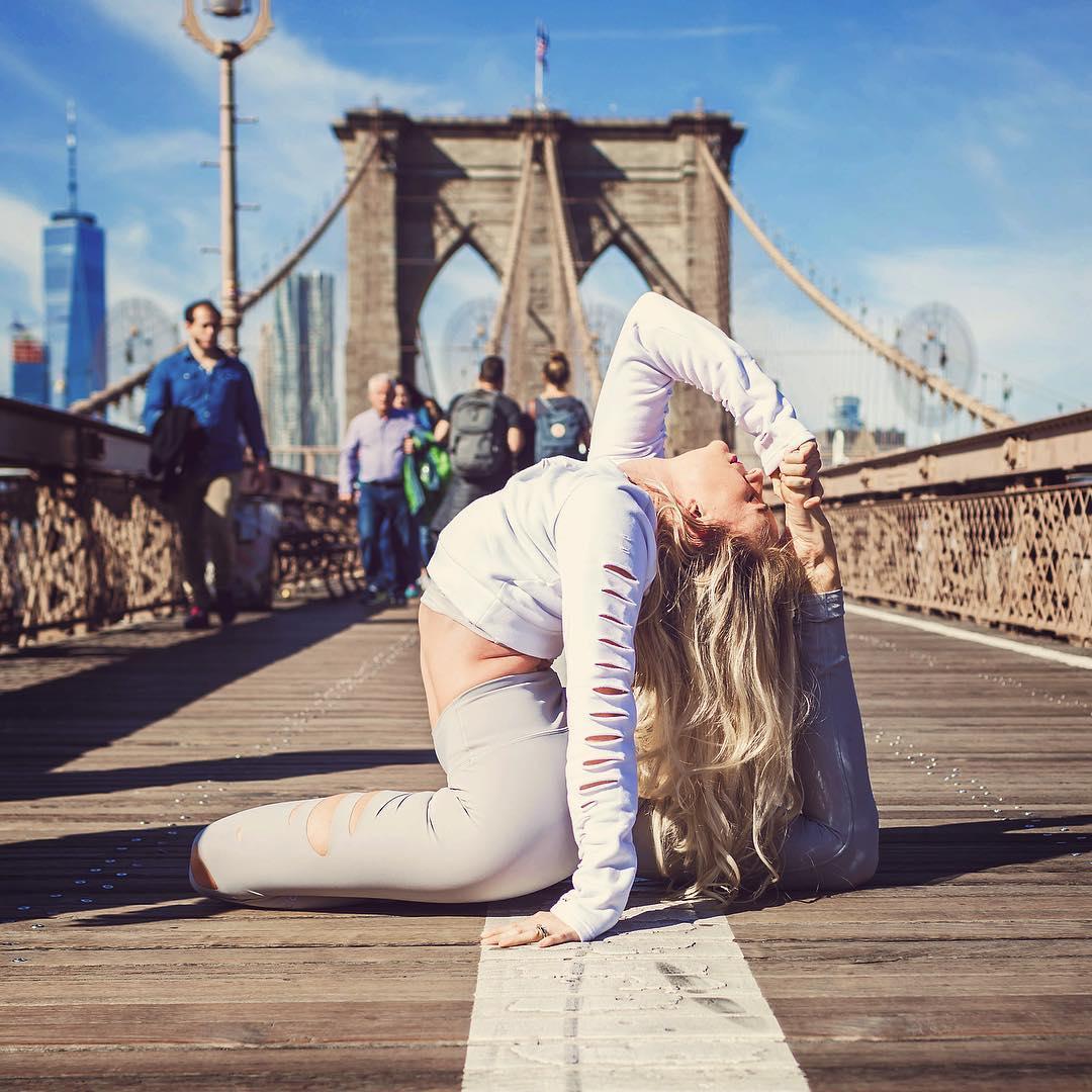 清雅如兰,神似芙蓉,这些优美词汇都被瑜伽女神收到她的怀抱了!