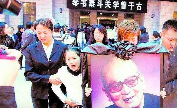 關曉彤有什么有背景，爺爺竟然這么厲害！網友：鹿晗不虧呀