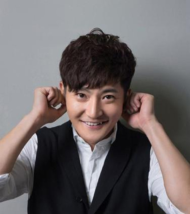 原来郭京飞老婆就是她,也是演员,和陆毅有这层关系,儿子4岁了