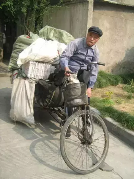 **最后的飞虎队华人飞行员：传奇老兵的热血传奇与不朽精神**