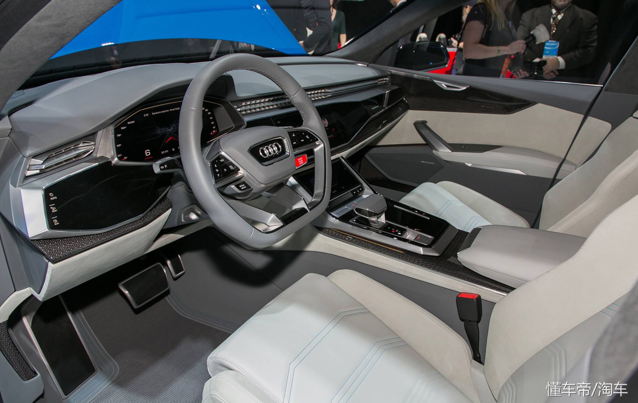 内饰部分,奥迪q8的设计主打科技感和豪华感,该车的整个中控台基本上都