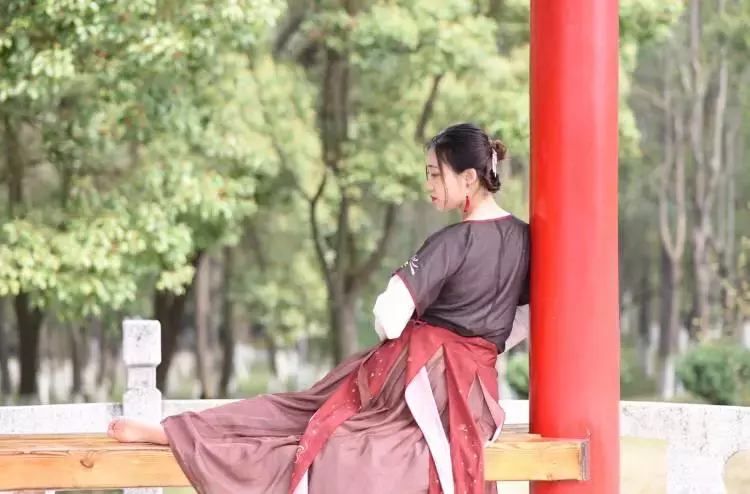 花容月貌，气如幽兰：春天里，女大学生们穿起汉服真美丽！