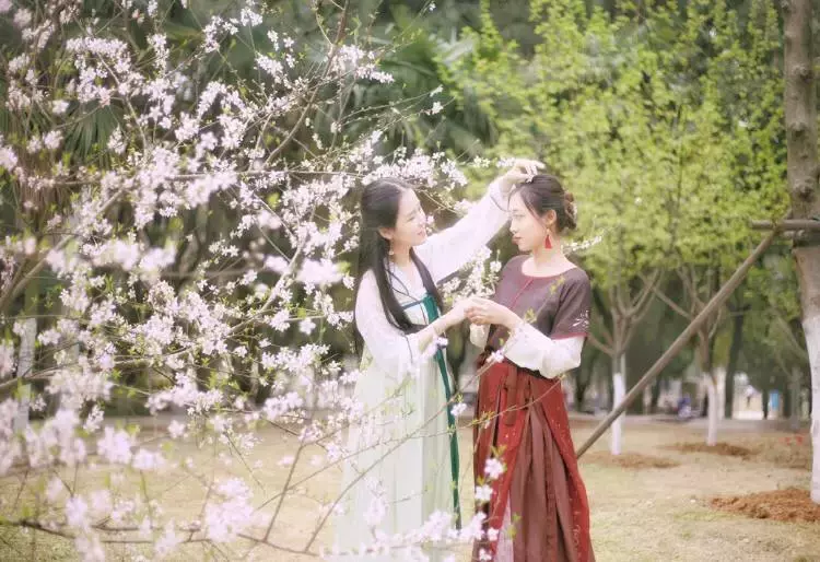 花容月貌，气如幽兰：春天里，女大学生们穿起汉服真美丽！