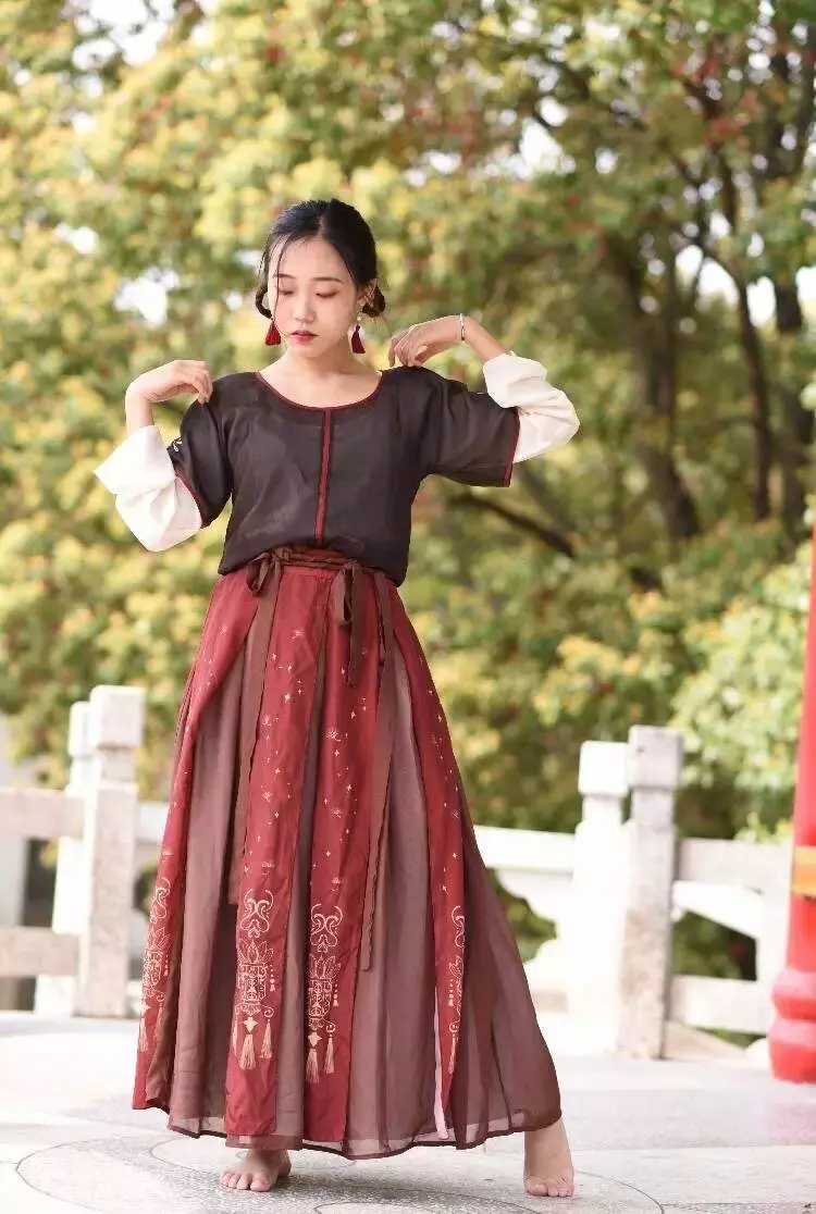 花容月貌，气如幽兰：春天里，女大学生们穿起汉服真美丽！