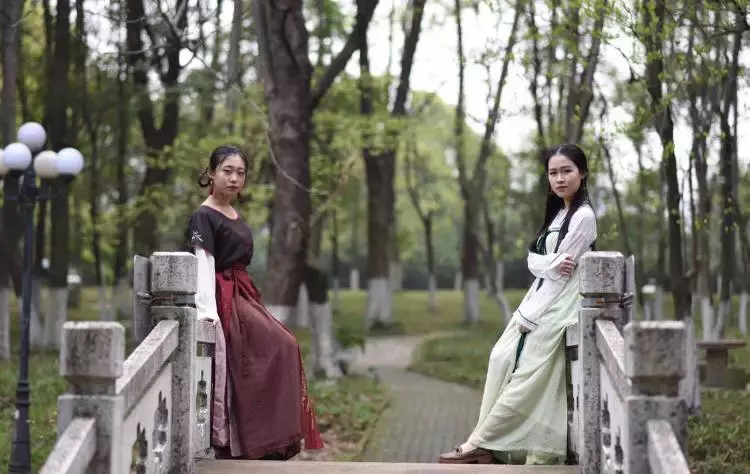 花容月貌，气如幽兰：春天里，女大学生们穿起汉服真美丽！