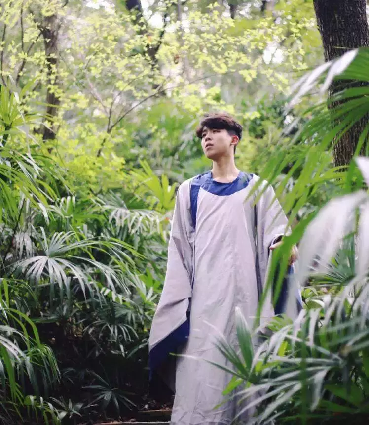 花容月貌，气如幽兰：春天里，女大学生们穿起汉服真美丽！