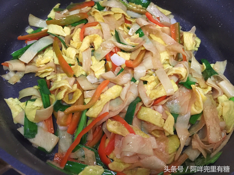 豆腐皮炒鸡蛋的做法（这道菜大人小孩都抢着添饭）