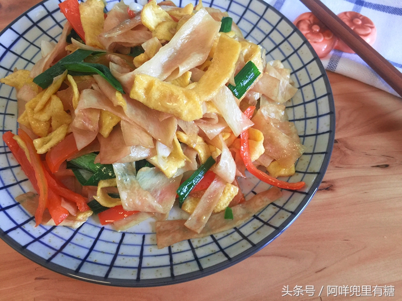 豆腐皮炒鸡蛋的做法（这道菜大人小孩都抢着添饭）