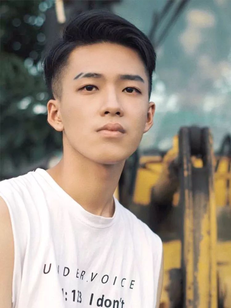 男生发际线高，头发稀少，剪这些发型就对了！