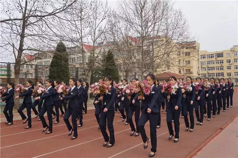 春花筑梦——绽放在运动场上的2017级航空班花束队