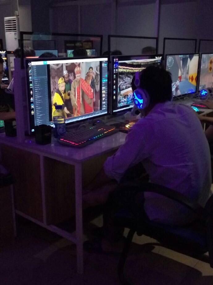 什么是代沟？大概就是你说笑尿了，你妈惊呆了