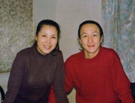 51歲田震滿頭白發，曾與那英同台互撕，老公真情相伴不離不棄
