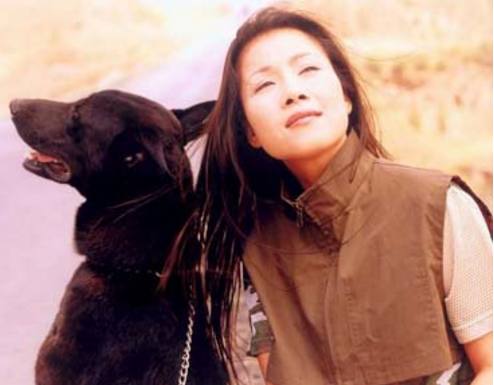 51歲田震滿頭白發，曾與那英同台互撕，老公真情相伴不離不棄