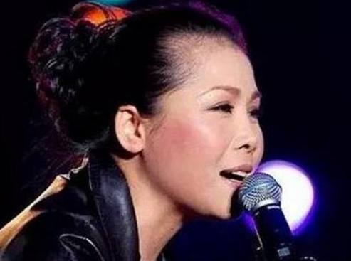 51歲田震滿頭白發，曾與那英同台互撕，老公真情相伴不離不棄