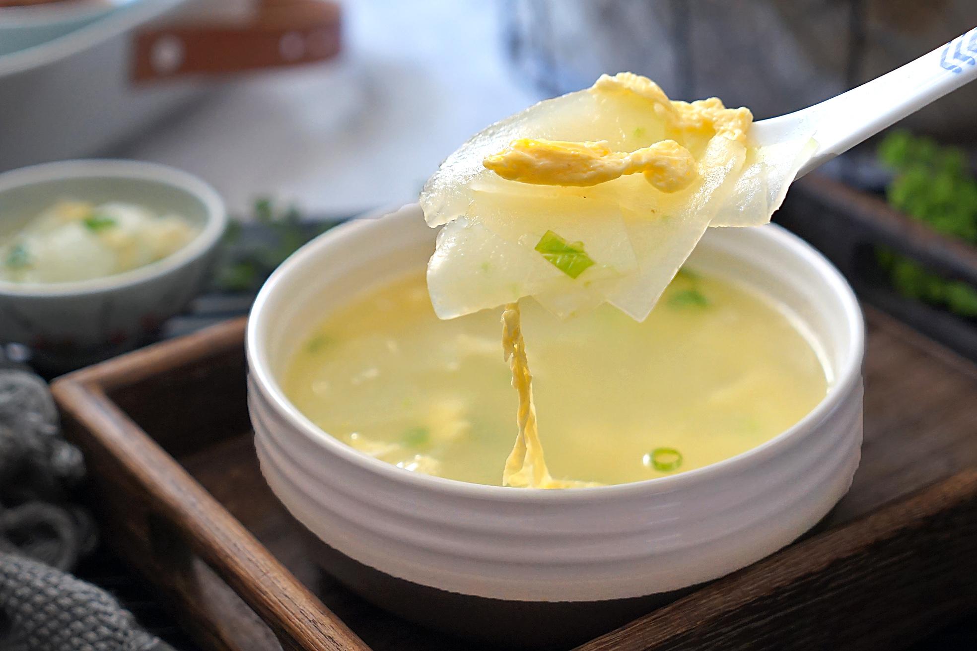 这汤清淡甘甜,可润肠胃,滋阴补虚,炎热的夏季多喝点这样的汤水