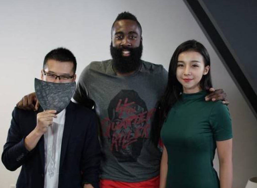 NBA最前线张曼源(“NBA最前线”女主播张曼源的十八般武艺)