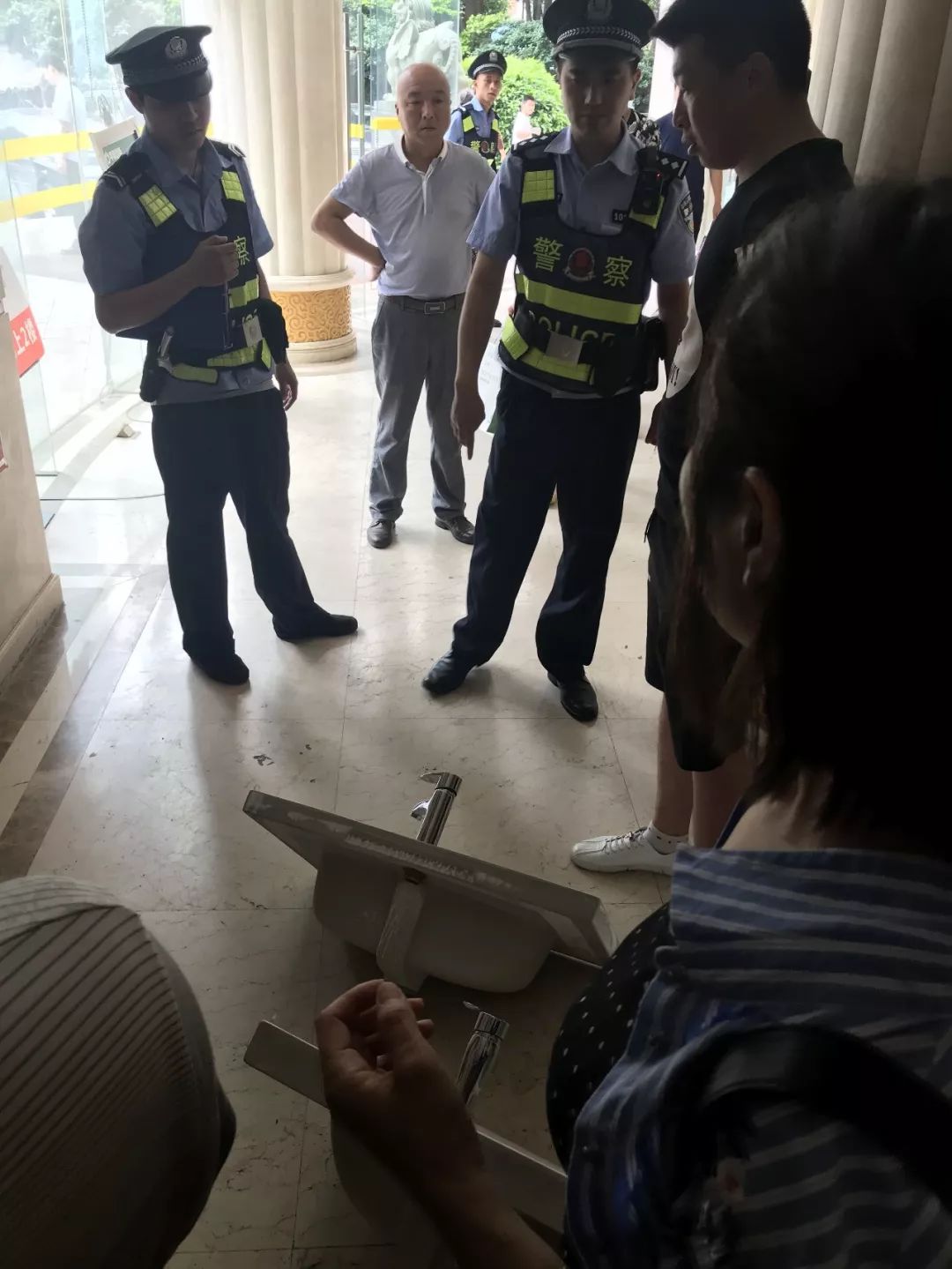 广西苹果装饰突然跑路，多家门店人去楼空！上百人上门维权！