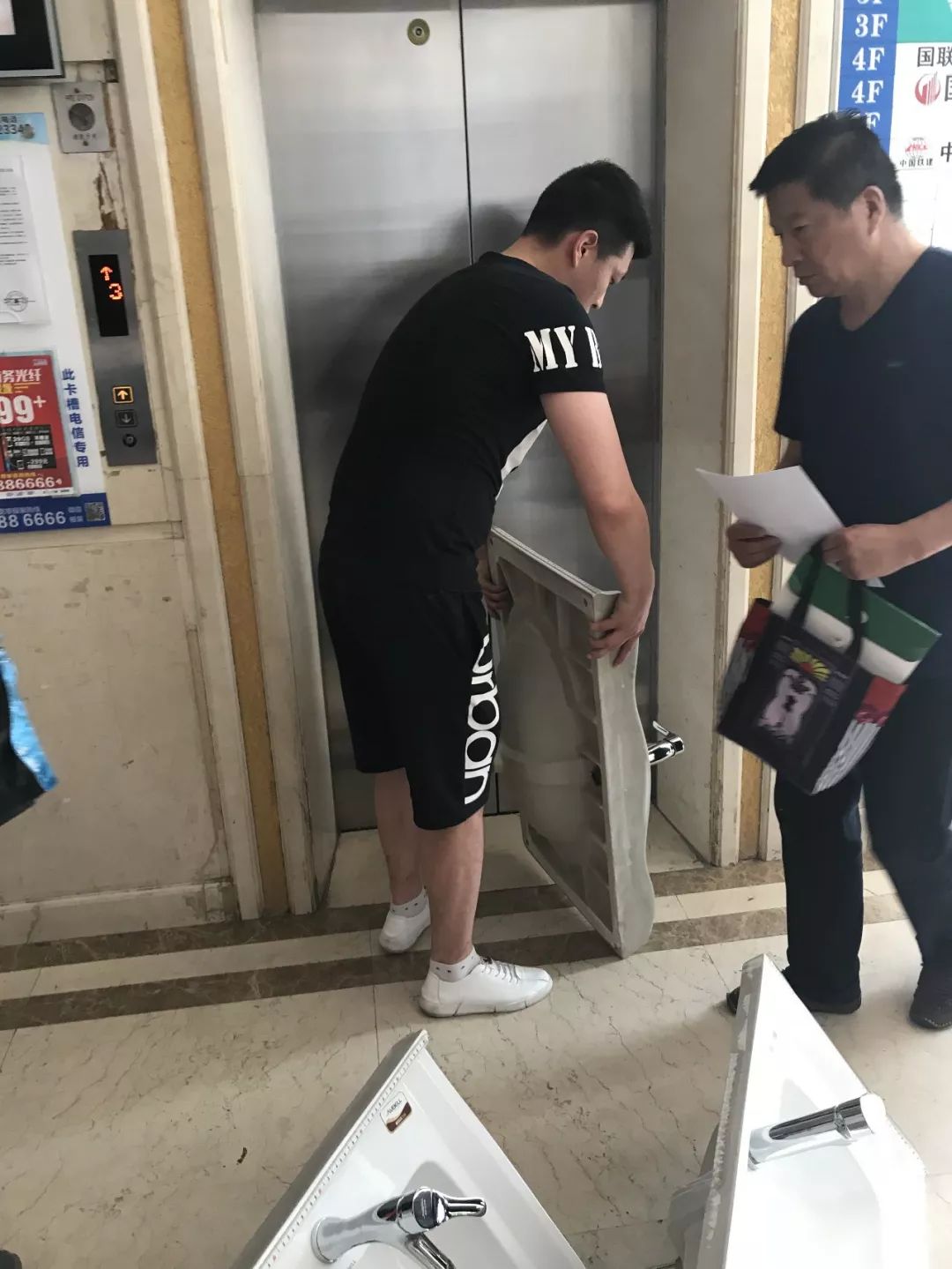 广西苹果装饰突然跑路，多家门店人去楼空！上百人上门维权！