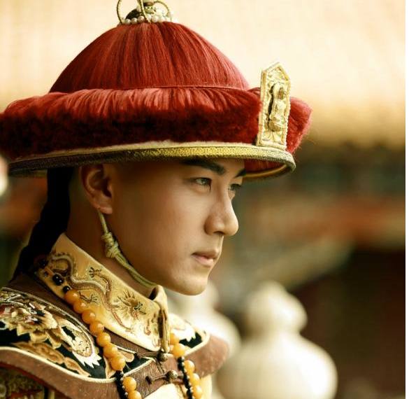 尉 王熙凤协理宁国府》中,秦可卿突然死亡后,宝玉不依袭人和贾母劝阻