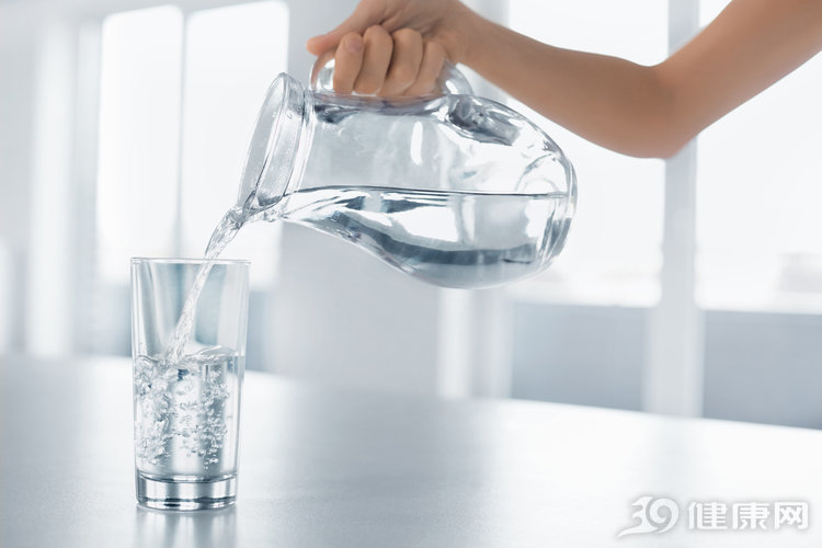 矿物质水、矿泉水、纯净水有何区别，哪种更健康？