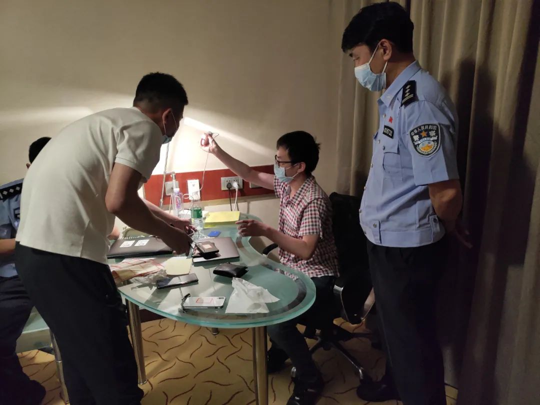 年薪百万的北大高材生辞职搞“清粉”！快看你的微信是否被“控制”......
