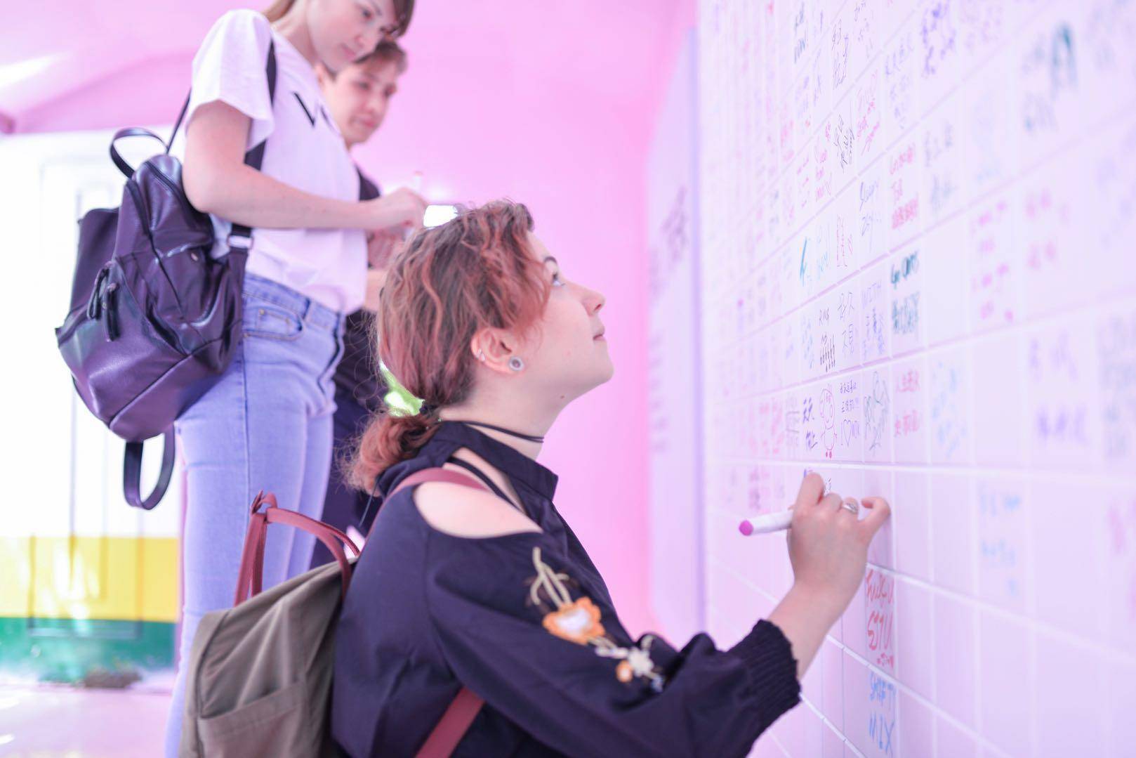 携手摄影师与《脱口秀大会》冠军，OPPO走进校园为年轻人打气