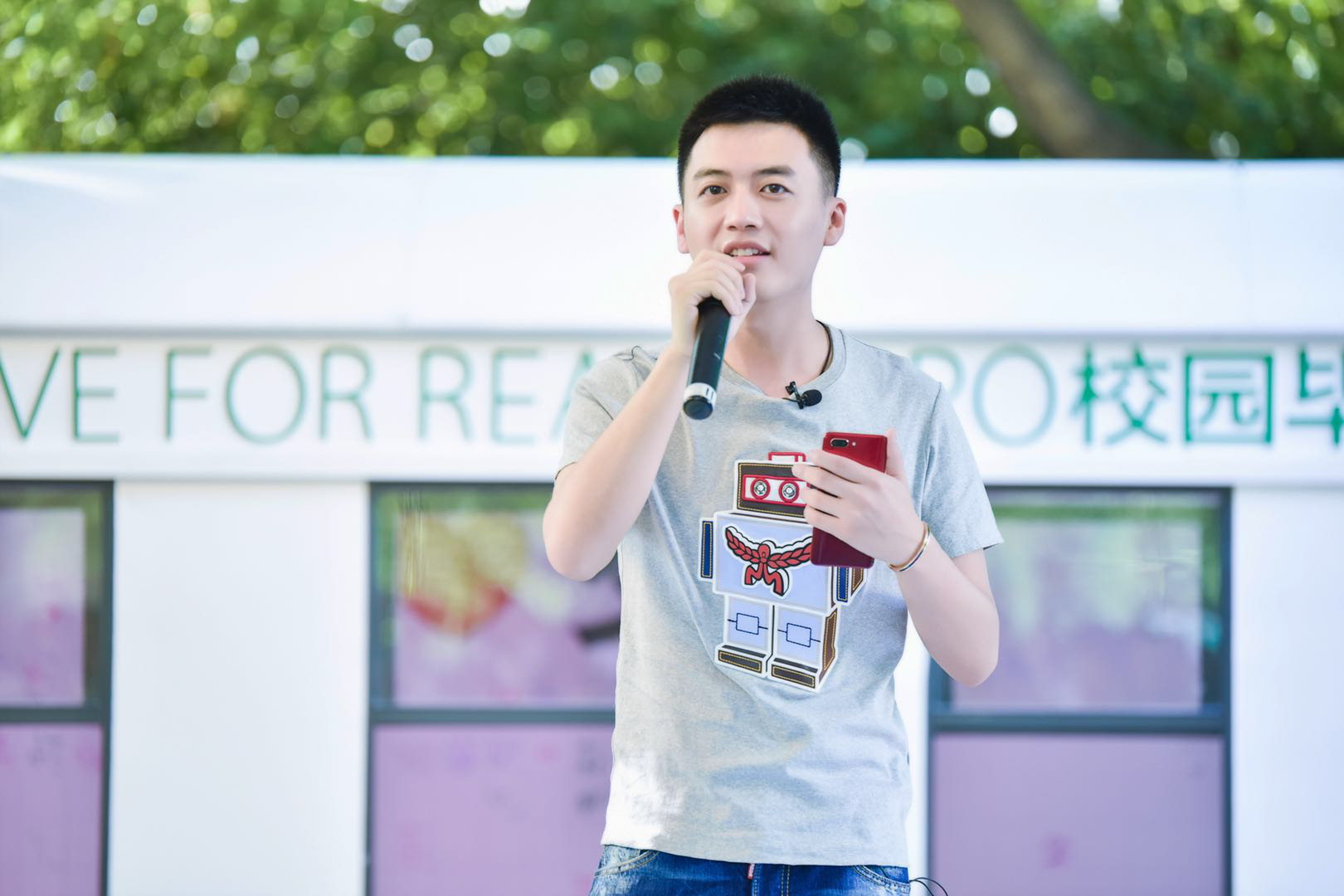 携手摄影师与《脱口秀大会》冠军，OPPO走进校园为年轻人打气