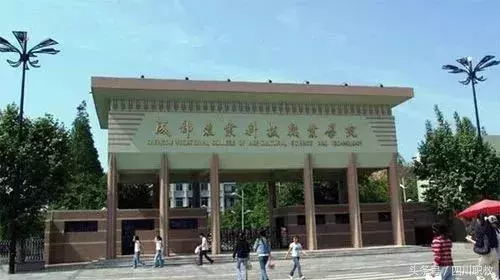 成都这些学校的学生，凭什么就能比别人少读一年就能上大学！