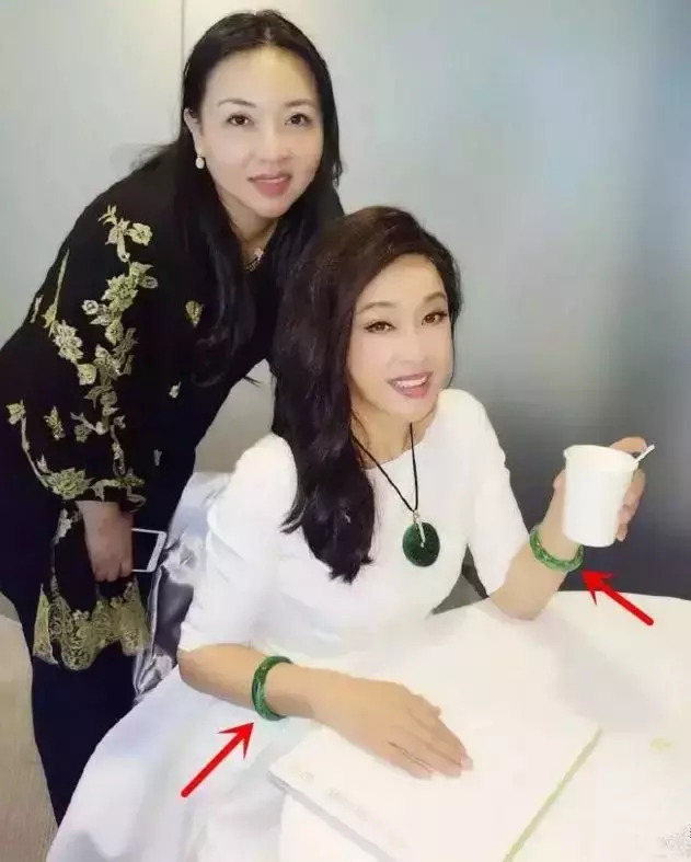 戴呢~连后来深谙翡翠之道的慈禧太后,也常常双手同时佩戴一对翡翠手镯