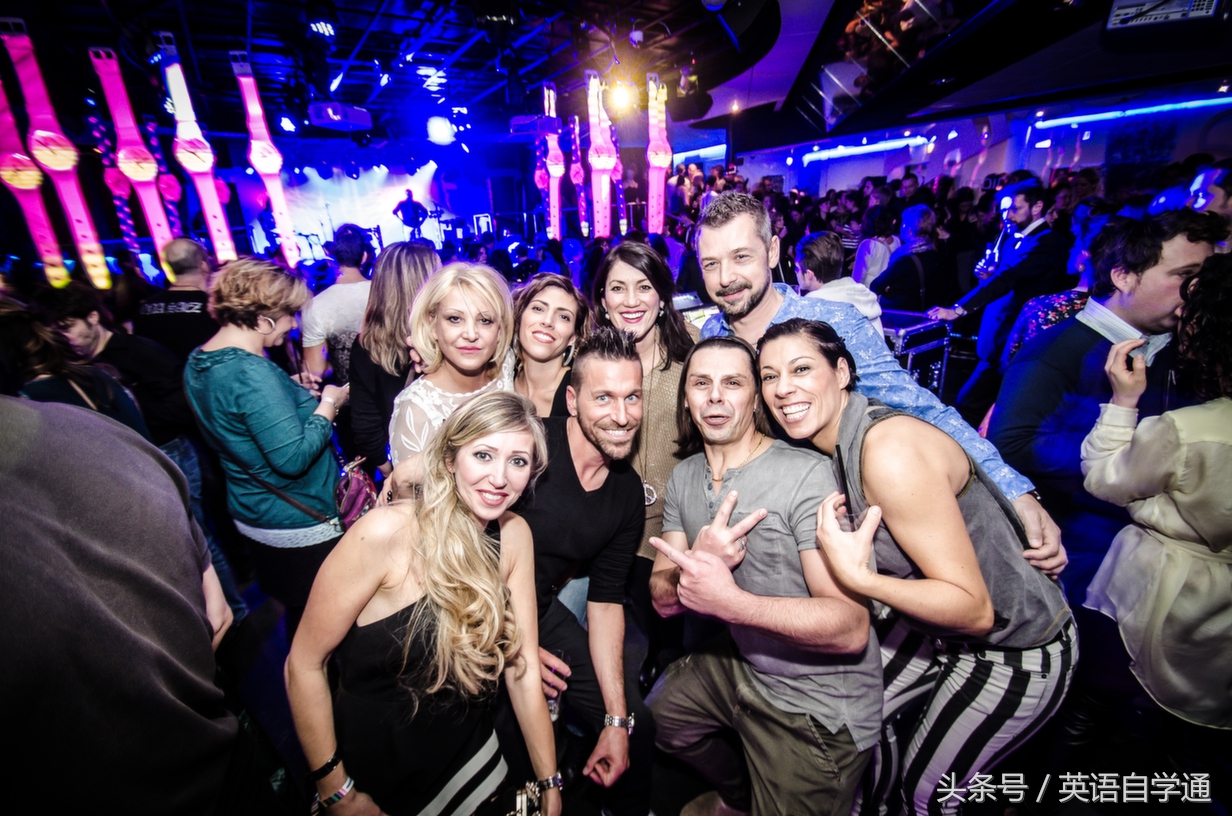 going clubbing 去酒吧do you want to go to a club tonight?