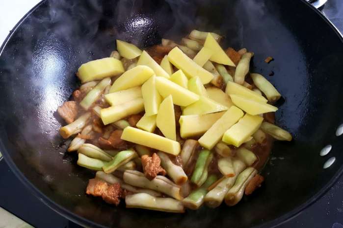 蕓豆燉土豆,蕓豆燉土豆的家常做法