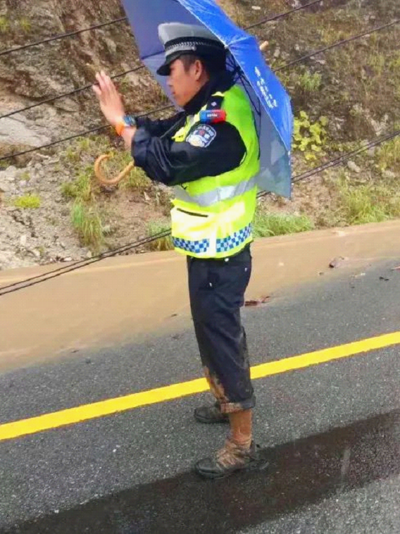 峡谷交警(峡谷警察值得爱 泸水交警雨中抢险保畅通！)