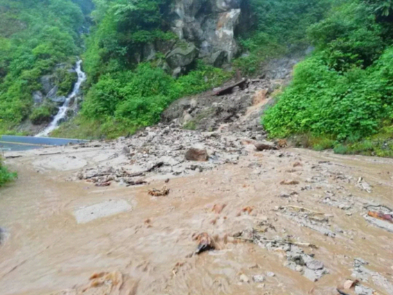 峡谷交警(峡谷警察值得爱 泸水交警雨中抢险保畅通！)