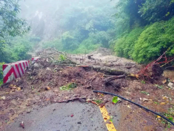 峡谷交警(峡谷警察值得爱 泸水交警雨中抢险保畅通！)