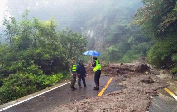 峡谷交警(峡谷警察值得爱 泸水交警雨中抢险保畅通！)