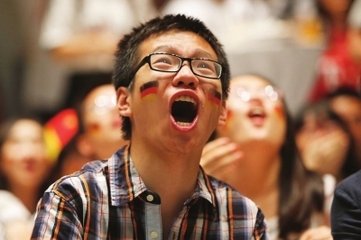 为什么那么多男人喜欢看世界杯(男生为什么喜欢看世界杯和NBA？因为青春友谊，因为那群奔跑的人)