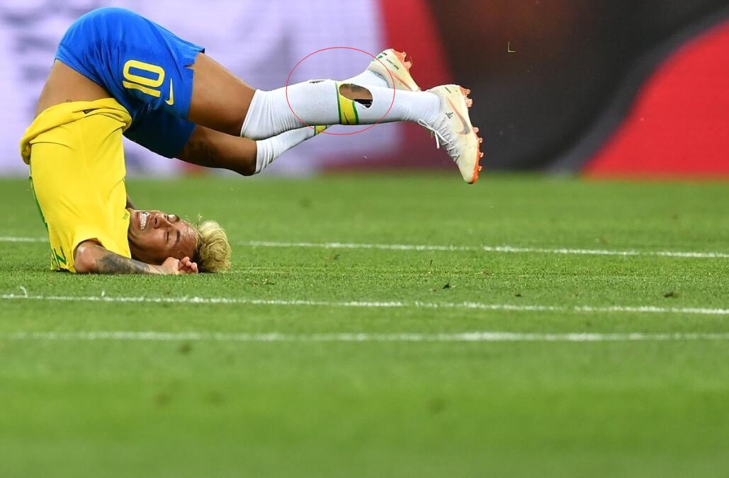 2014世界杯谁踢伤了内马尔(一镜头透露内马尔挨整20年