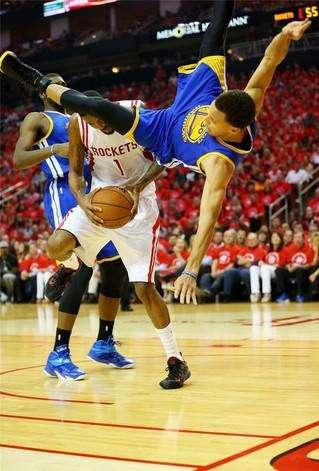 为什么nba球员不会被晃(8图看NBA球星空中失衡的一瞬间：老将不会因怕受伤而不跳)