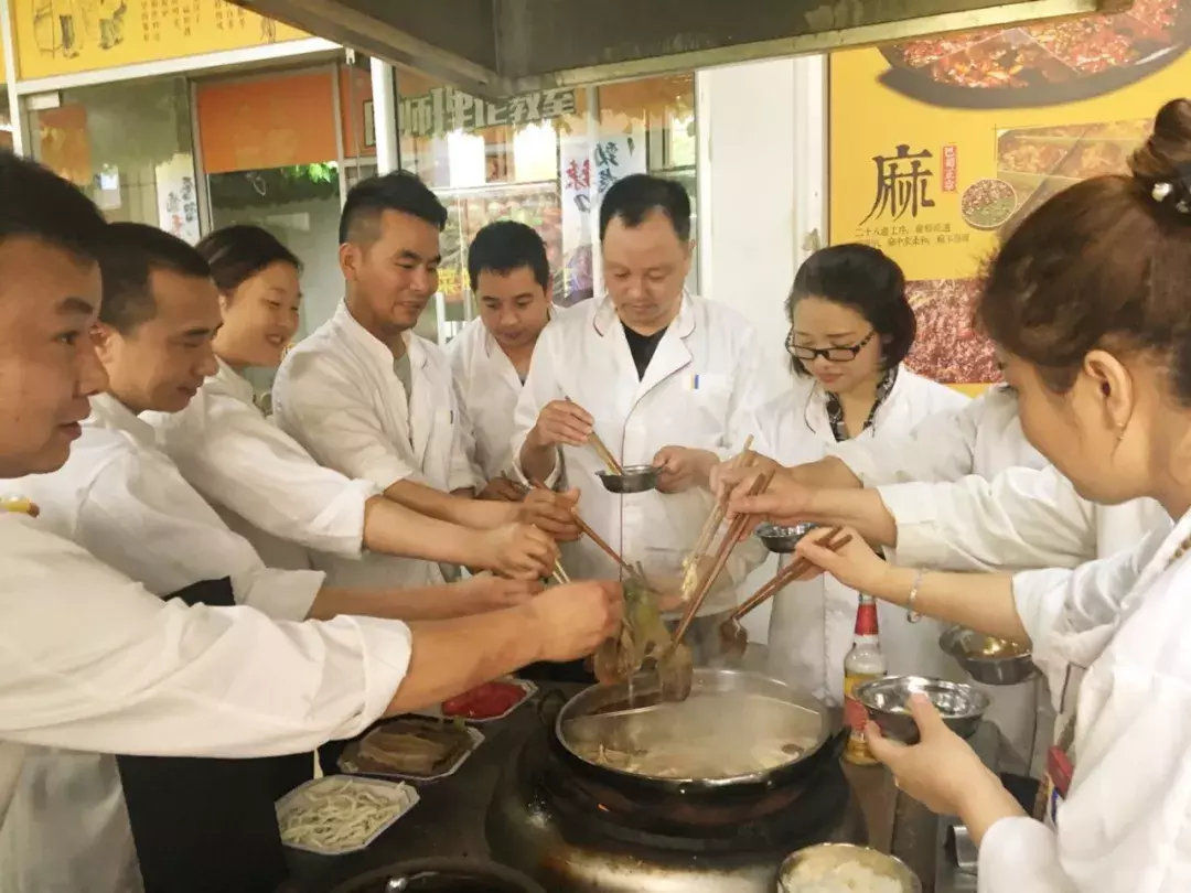 兰花指、“仙人指路”握筷姿势是什么性格？这些姿势有趣了……
