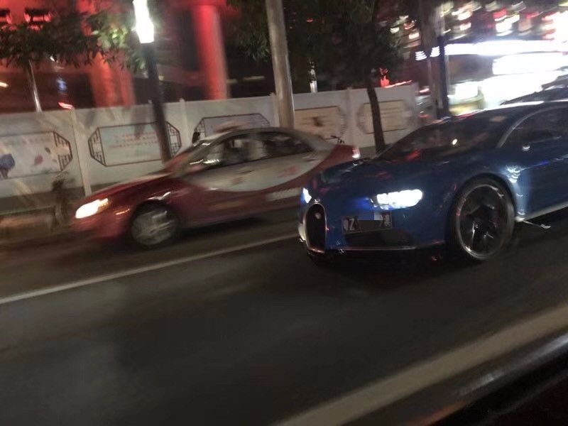 中国首台布加迪熙龙上街，挂粤Z黑牌，只能在两个地方开