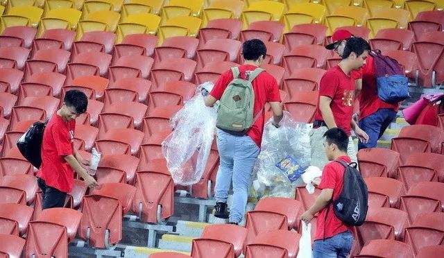 世界杯日本球迷赛后冒雨捡看台垃圾评论(日本球迷赛后捡垃圾引热议，网友：中国球迷只是缺少机会而已……)