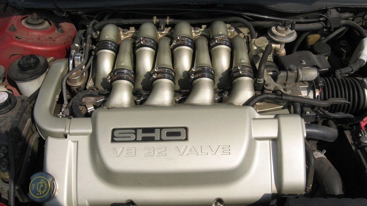 V8横置前驱车？引擎舱够大就玩命往里塞！