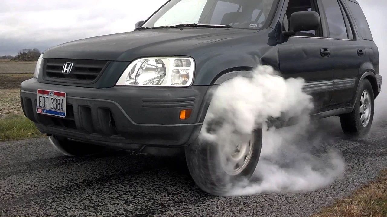 V8横置前驱车？引擎舱够大就玩命往里塞！