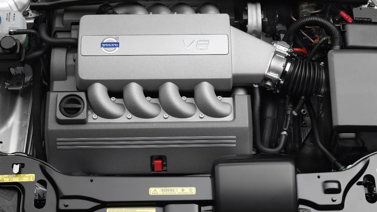 V8横置前驱车？引擎舱够大就玩命往里塞！