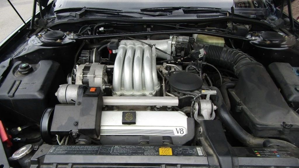 V8横置前驱车？引擎舱够大就玩命往里塞！