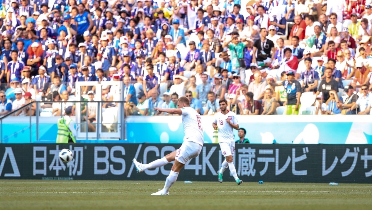 世界杯场外广告为什么是中文(世界杯日文广告后面原来有“大金主”，日本网友评论欢乐多)