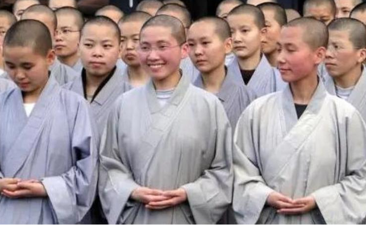 广东谭家三姐妹：青春年华集体出家为尼，多年后两人当上住持