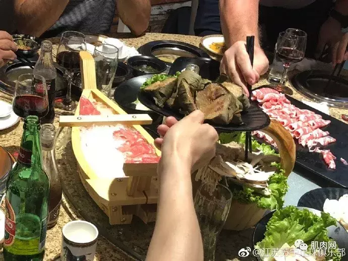 世界杯露下体(国足米兰饮食曝光，网友：年薪1亿，白斩鸡身材，进什么世界杯！)