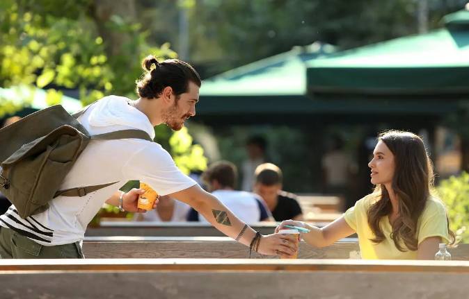 有毒蜂蜜:爱很甜却易中毒!一段悲情的爱情故事,离开也是一种爱