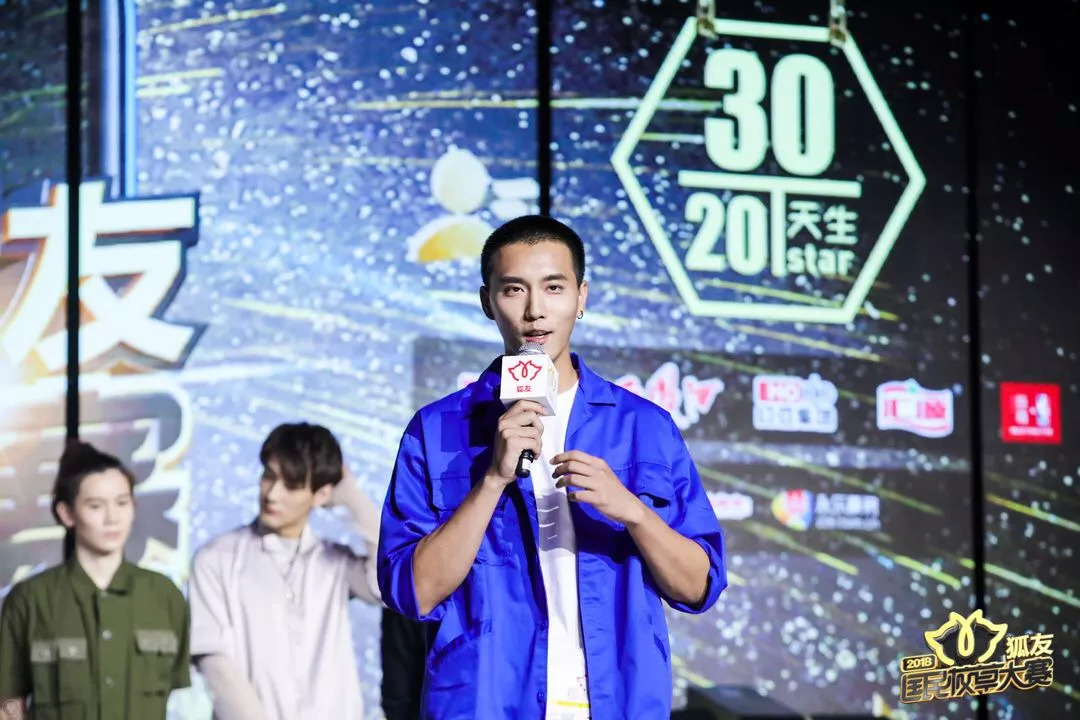 开挖掘机的校草